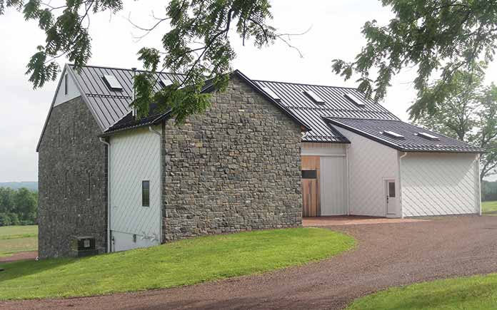 Casa rural con techo de metal
