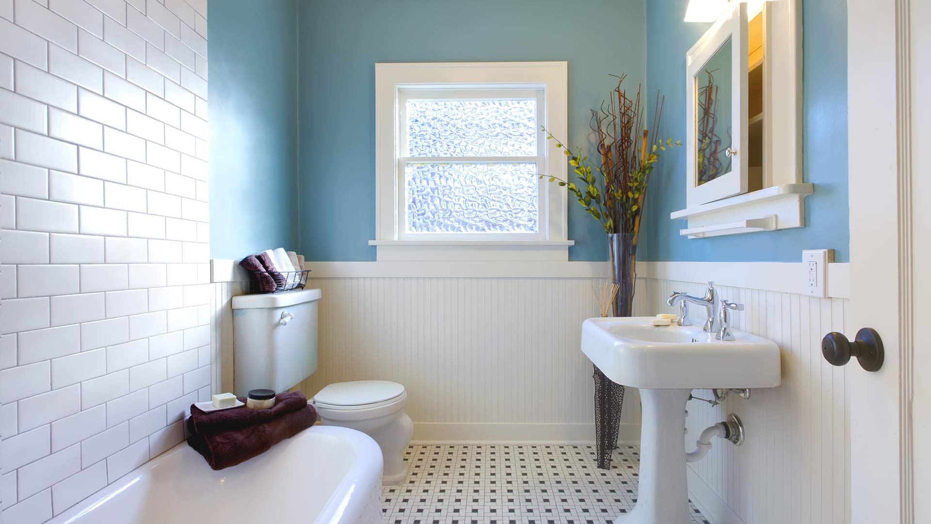 Baño ecológico con pisos de baldosas de cerámica y paredes azules