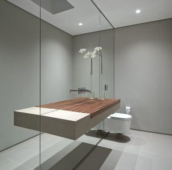Un baño con una pared de espejo.