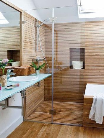 Una cabina de ducha con una pared de madera.
