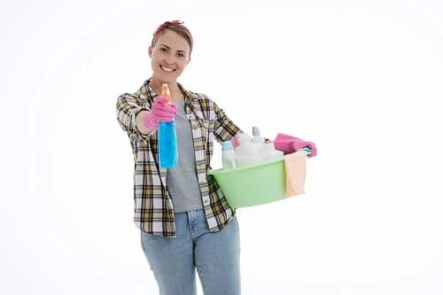 Chica con productos de limpieza