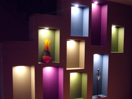 nichos de colores y luces