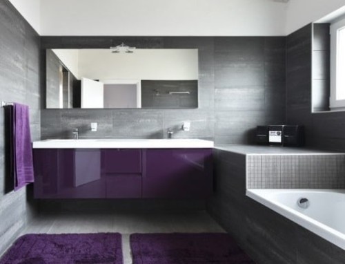 idea de baño en un estilo moderno con color púrpura