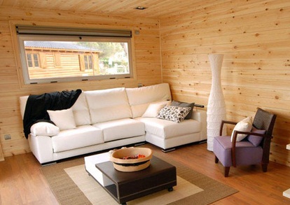 Habitación con sofá de cuero en casa de madera.