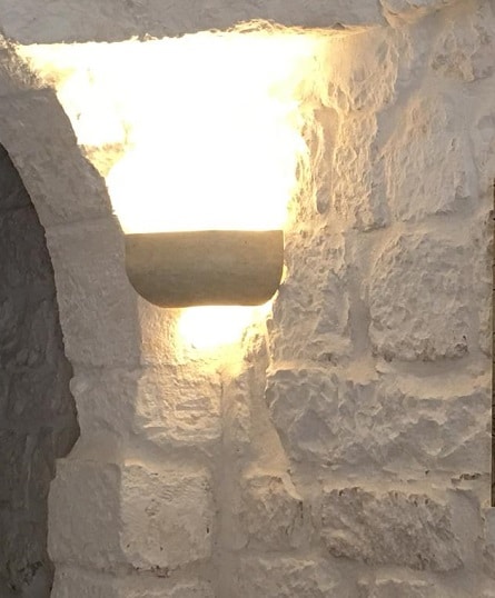 Interior de casa de piedra con luz que muestra la pared