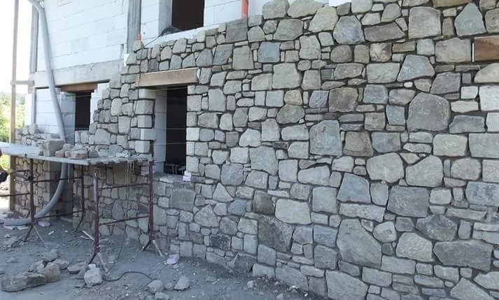 muro de piedra en construcción