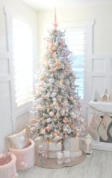 árbol de navidad en mal estado blanco total