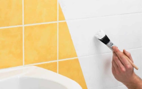 Azulejos de baño amarillos con pintura blanca