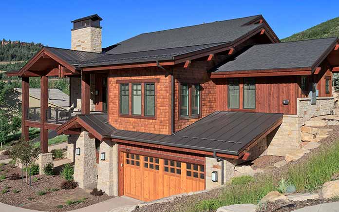 casa de montaña con techo de metal