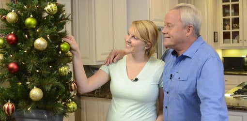 Danny Lipford con su hija Chelsea Lipford Wolf mirando el árbol de Navidad.