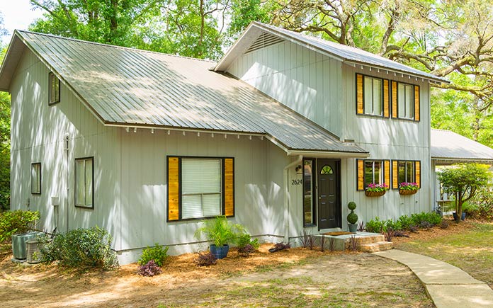 La casa de Denver y Alexis Damron en el sur de Alabama, recientemente renovada con un nuevo techo de metal